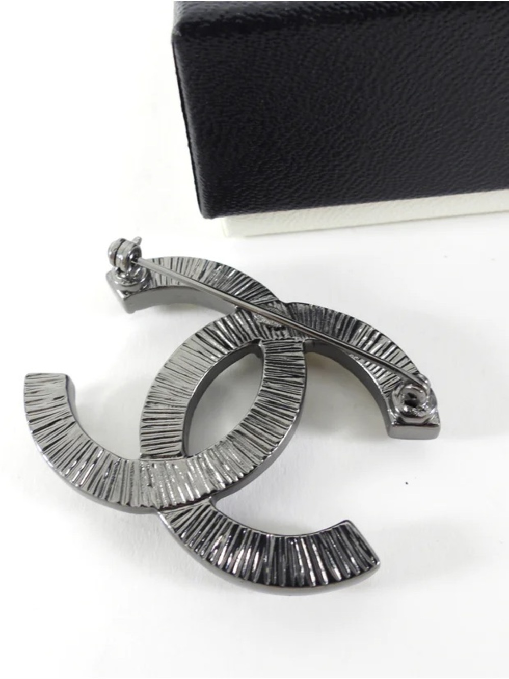 CHANEL Silver CC Logo Brooch with White Pearls - Picture 5 of 6